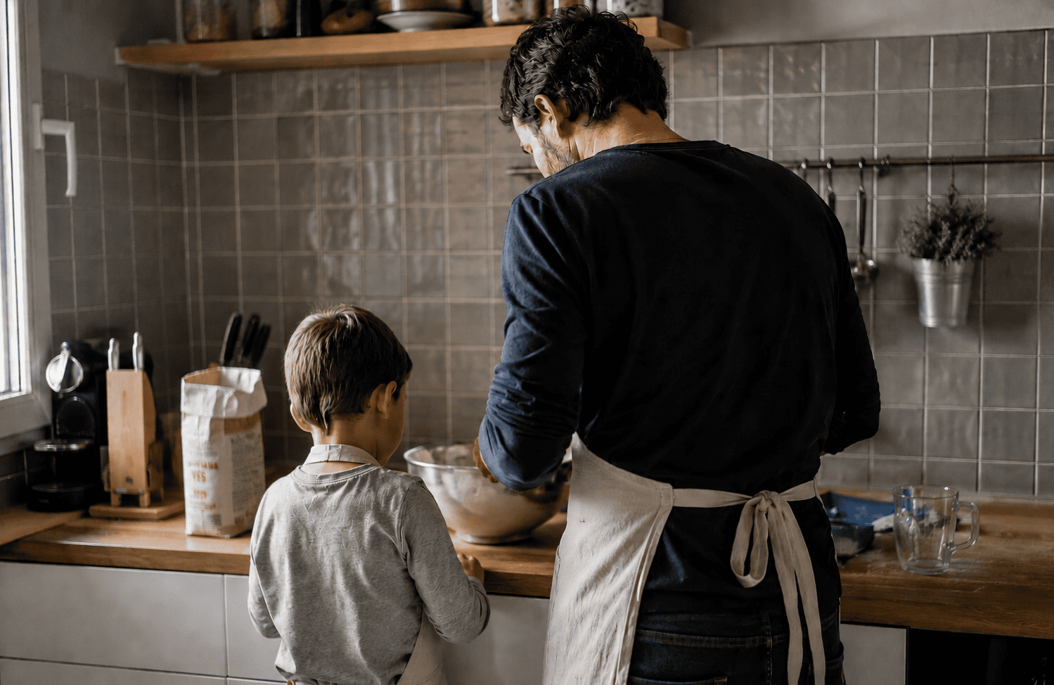 Famille préparant des pâtisseries maison dans sa cuisine