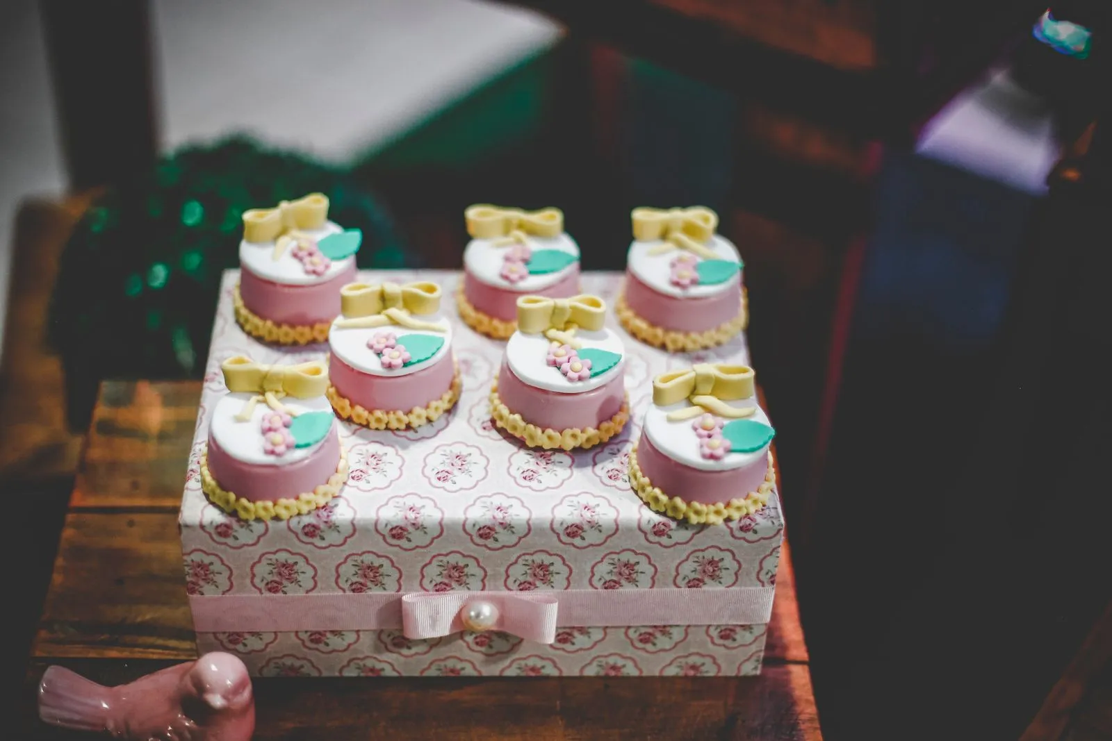 Mini gâteaux décorés de fleurs alignés sur leur boîte