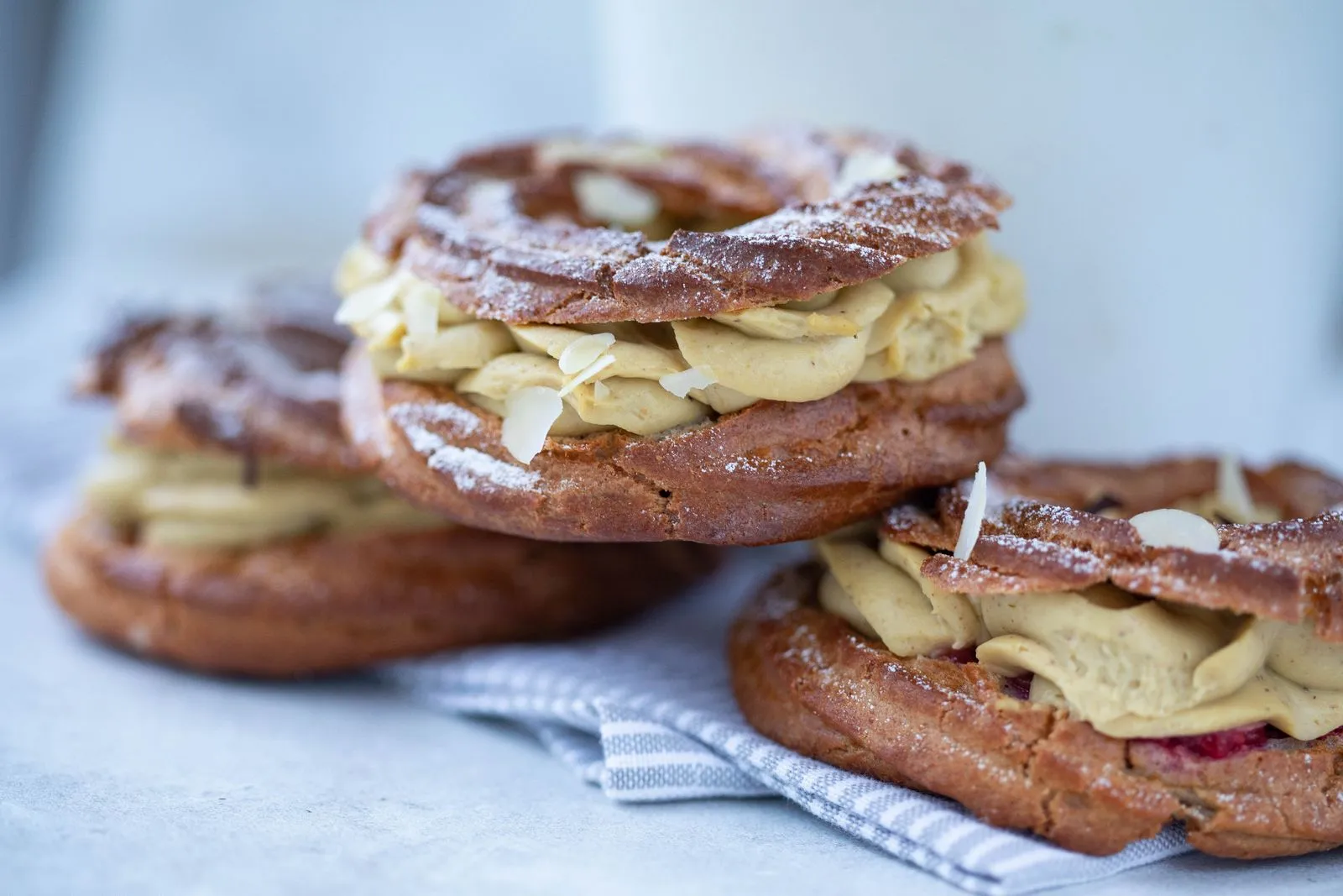 Paris-Brest garnis de crème pralinée et saupoudrés de sucre glace
