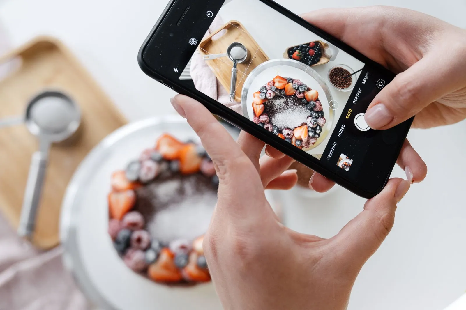 Gâteau photographié du dessus avec un smartphone