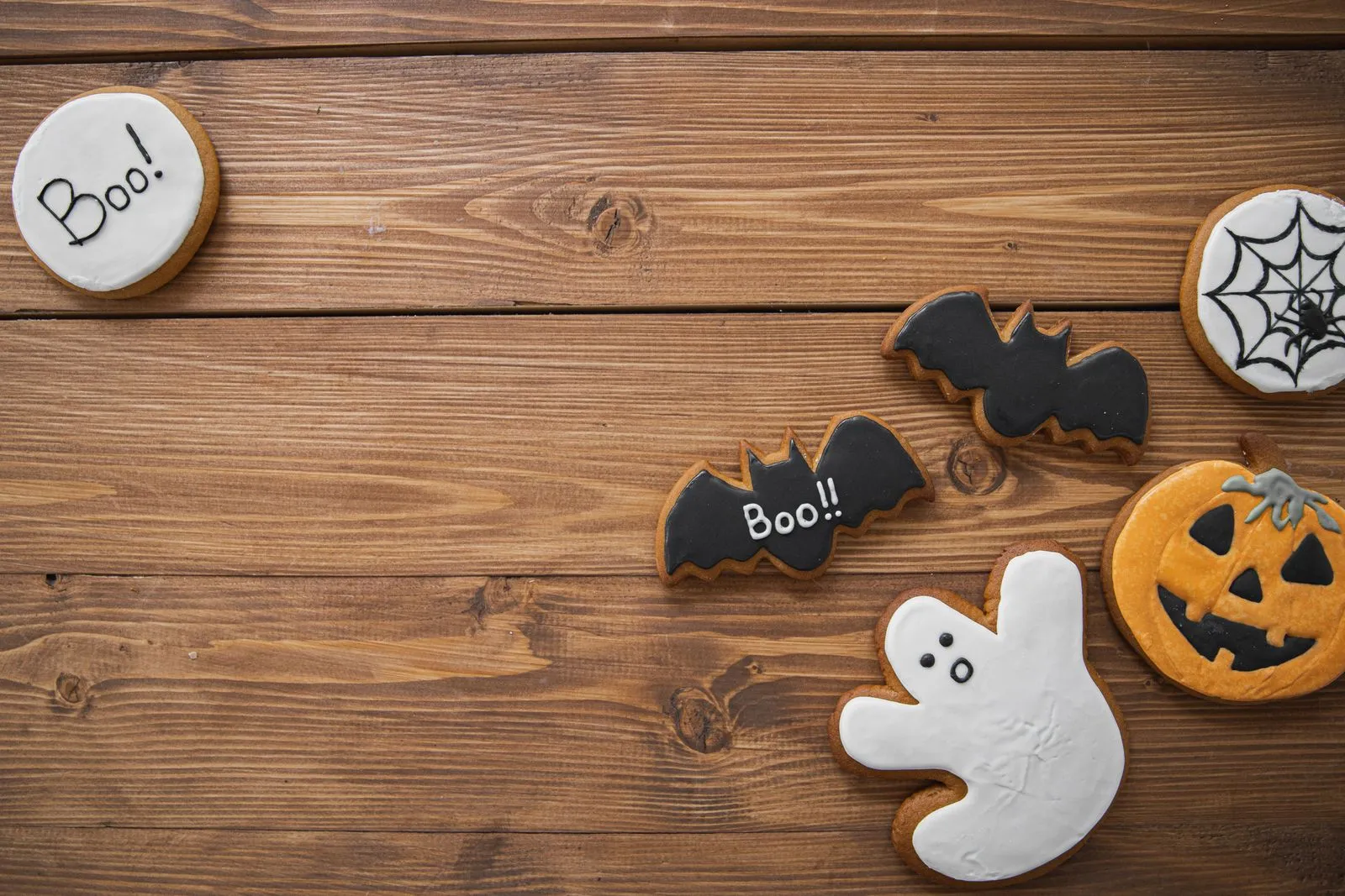 Sablés d’Halloween décorés en fantôme, chauves-souris et citrouille