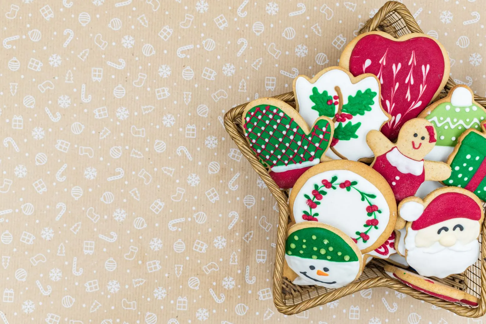 Sablés de Noël décorés à la glace royale dans un panier en étoile